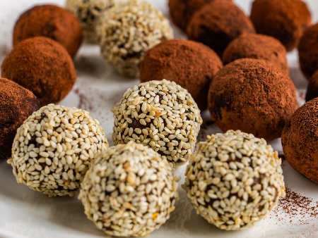 Домашни таханови бонбони (топчета) с фурми и какаово масло - снимка на рецептата